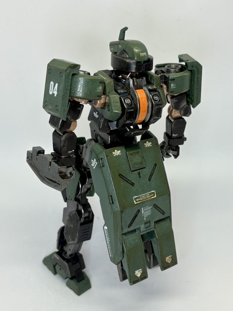 特徴的な背面の装置は緑に変更。