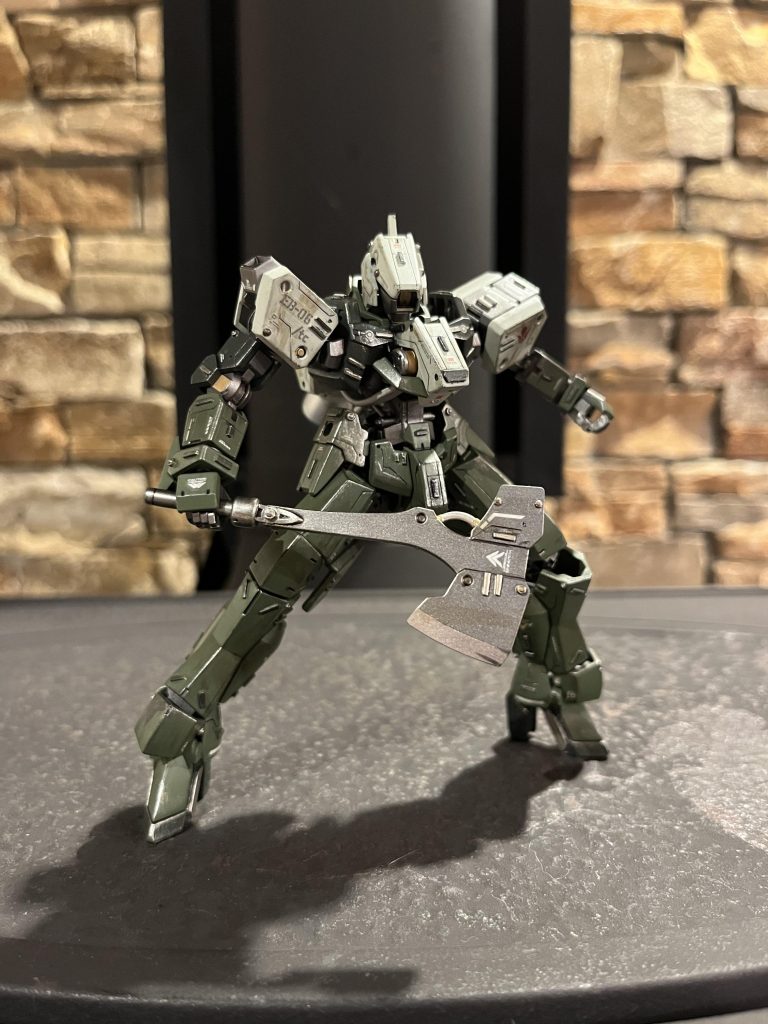 お次はバトルアックスを構えてポージング！やっぱり量産機の近接武器と言ったら斧ですよね(っ ॑꒳ ॑c)