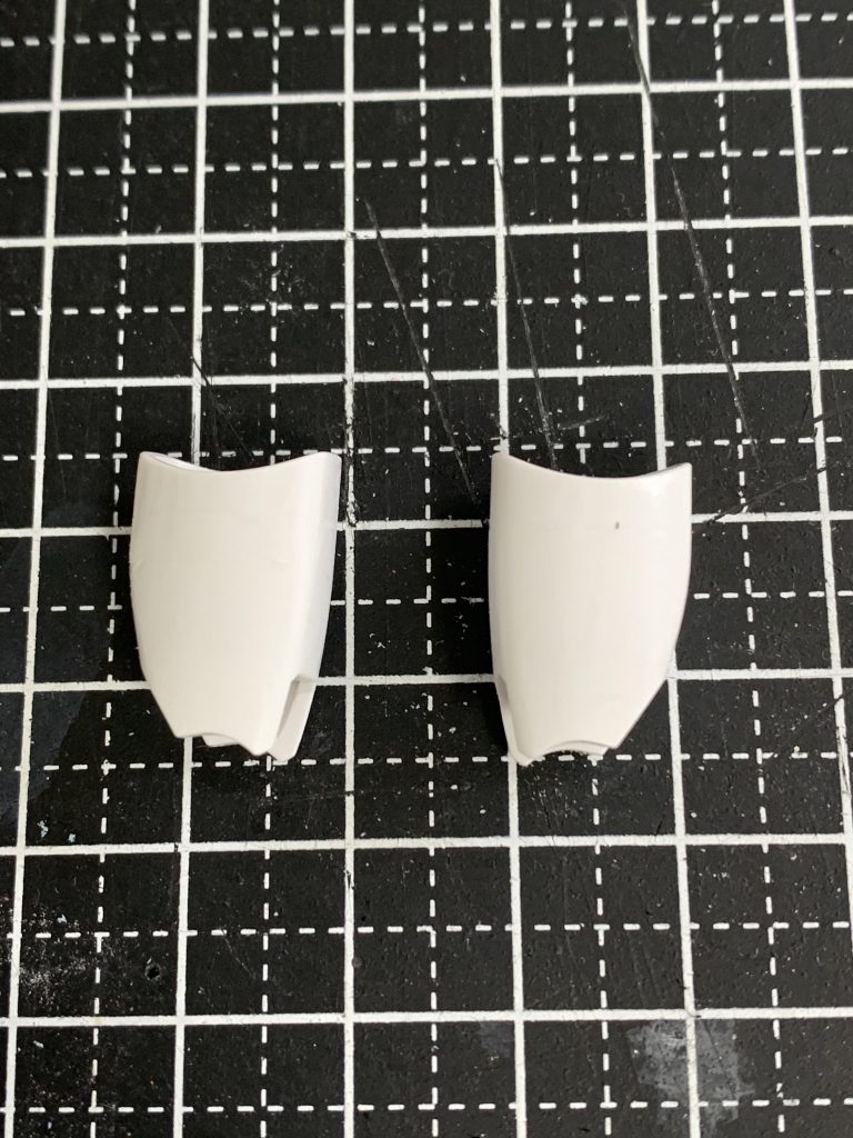 ノーベルガンダムを作った事ある人はわかると思うんですが、左の太ももにバンドみたいなの巻いてる所が立体で表現されてるんです。今回はイメージと違うと思ったので、削って取り除きました。