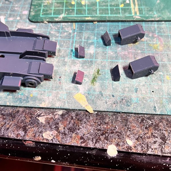 製作中の強化型ZZガンダムの経過報告になります！バックパックのミサイルランチャーを延長しました。チープですが、中のミサイルも3列→2列に換装しています。サーベルは5ミリプラ棒で延長しましたが、微妙にサイズが合わず段差が出来ました😅人体で言うところ肋骨の部分もノーマルとデザインが変わっているのでプラ板を貼って再現しました。ふくらはぎのバーニアも新造です。残すは塗装のみなので明日塗ります！（2枚目）