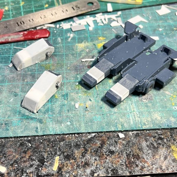 製作中の強化型ZZガンダムの経過報告になります！バックパックのミサイルランチャーを延長しました。チープですが、中のミサイルも3列→2列に換装しています。サーベルは5ミリプラ棒で延長しましたが、微妙にサイズが合わず段差が出来ました😅人体で言うところ肋骨の部分もノーマルとデザインが変わっているのでプラ板を貼って再現しました。ふくらはぎのバーニアも新造です。残すは塗装のみなので明日塗ります！（3枚目）