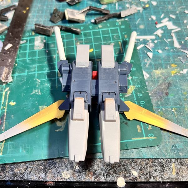 製作中の強化型ZZガンダムの経過報告になります！バックパックのミサイルランチャーを延長しました。チープですが、中のミサイルも3列→2列に換装しています。サーベルは5ミリプラ棒で延長しましたが、微妙にサイズが合わず段差が出来ました😅人体で言うところ肋骨の部分もノーマルとデザインが変わっているのでプラ板を貼って再現しました。ふくらはぎのバーニアも新造です。残すは塗装のみなので明日塗ります！（4枚目）