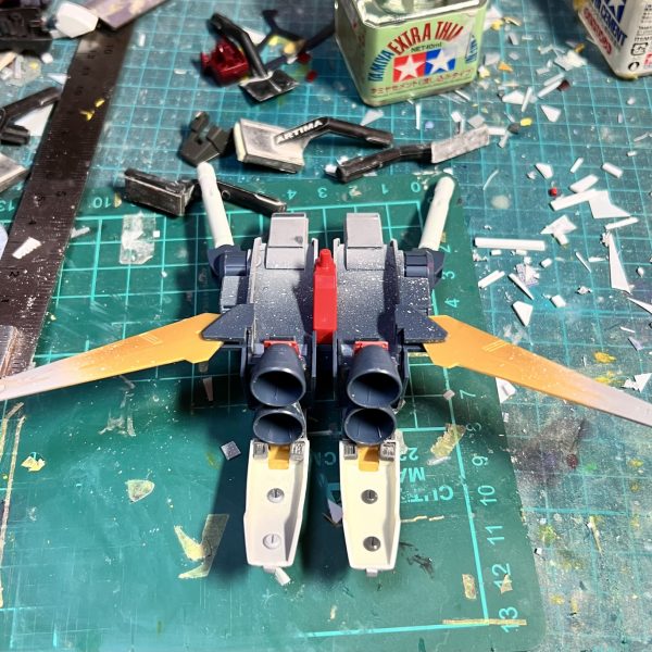 製作中の強化型ZZガンダムの経過報告になります！バックパックのミサイルランチャーを延長しました。チープですが、中のミサイルも3列→2列に換装しています。サーベルは5ミリプラ棒で延長しましたが、微妙にサイズが合わず段差が出来ました😅人体で言うところ肋骨の部分もノーマルとデザインが変わっているのでプラ板を貼って再現しました。ふくらはぎのバーニアも新造です。残すは塗装のみなので明日塗ります！（5枚目）