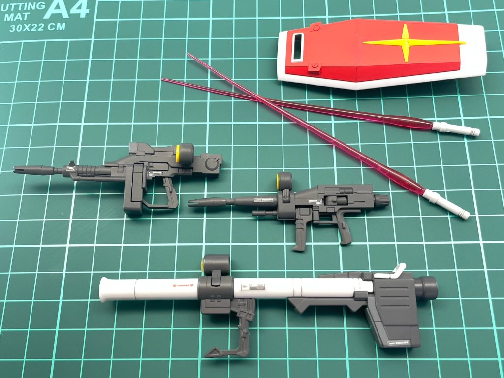 武器類は、ビームライフル2種、ハイパーバズーカ、ビームサーベル、シールド。ビームライフル、バズーカは、少しだけ塗り分けをしています。ジャーマングレーが近所に売ってなく、グレー系の色を買い漁った中で、ライフル本体には、水星の魔女シリーズの『エアリアルグレー』を塗ってみましたが、このキットの整形色とほぼ同じでした。もう一色のグレーは『ニュートラルグレー』よく見ないとわからない位の塗り分けですが、出来上がったのをみると、やって良かったと思いました。