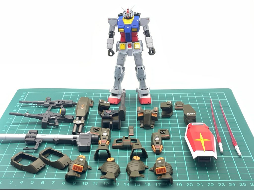 スタティックディスプレイ風に。武器類は、オリジンガンダムのキットから、ビームライフル2種、シールド、ハイパーバズーカを拝借しています。