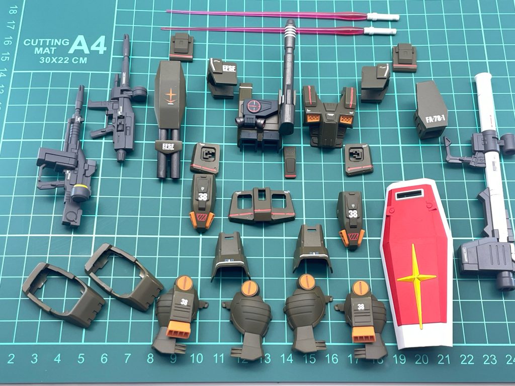 バックラーシールド🛡️は、削りすぎて凹モールドを消してしまったので、プラ板にて再現しようと試みたのですが、クリアランス調整に失敗して(速乾流し込みの為、もたついてたら固定されてました😆)ただ貼り付けただけになりました。その後、塗装した後に見てみると、プラ板が薄かったためヒケてしまい、結局塗装を剥がしてから面だし後、新規に少し厚めのプラ板を貼り付け溝なしで、完成としました。