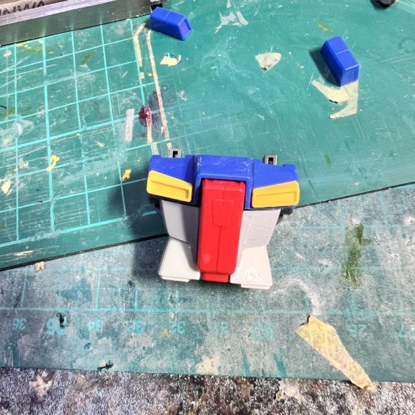 製作中の強化型ZZガンダムの経過報告になります！バックパックのミサイルランチャーを延長しました。チープですが、中のミサイルも3列→2列に換装しています。サーベルは5ミリプラ棒で延長しましたが、微妙にサイズが合わず段差が出来ました😅人体で言うところ肋骨の部分もノーマルとデザインが変わっているのでプラ板を貼って再現しました。ふくらはぎのバーニアも新造です。残すは塗装のみなので明日塗ります！（6枚目）