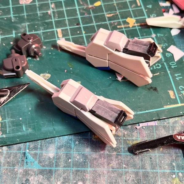 製作中の強化型ZZガンダムの経過報告になります！バックパックのミサイルランチャーを延長しました。チープですが、中のミサイルも3列→2列に換装しています。サーベルは5ミリプラ棒で延長しましたが、微妙にサイズが合わず段差が出来ました😅人体で言うところ肋骨の部分もノーマルとデザインが変わっているのでプラ板を貼って再現しました。ふくらはぎのバーニアも新造です。残すは塗装のみなので明日塗ります！（7枚目）