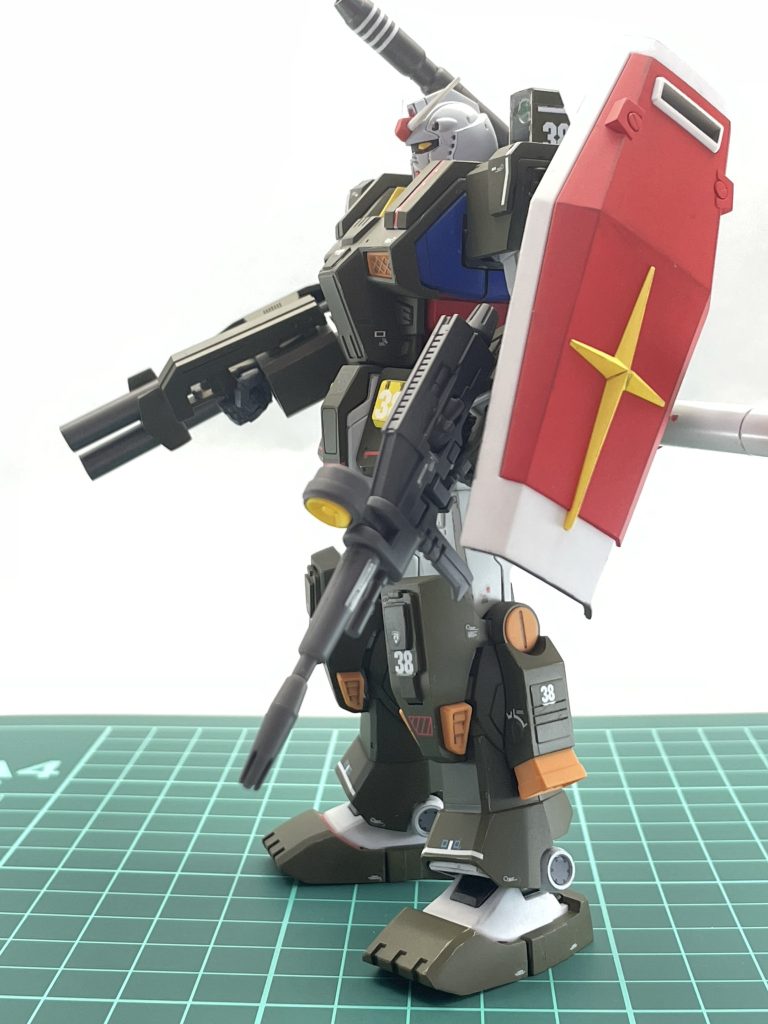 フルアーマー状態でもシールドを装備できる様にしています。…と言っても百均の剥がせる粘着シートでくっつけただけです💦