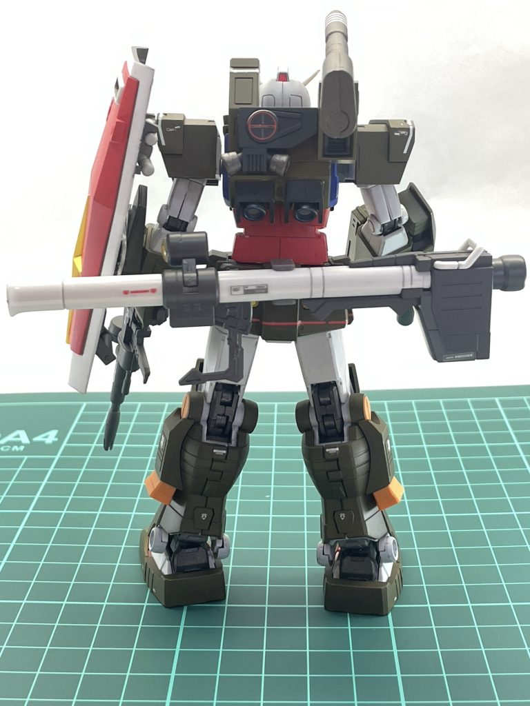 背後バズーカは、オリジンガンダムのキットの中から、ラック的なものを拝借して腰にマウントしています。