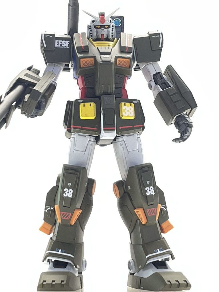 正面外装色は、本当に最後まで悩みました。中の人をRX78の純正色で塗装したので、グレー系とかでも良いかなと思ったのですが、やはりノーマルっぽいカラーでと思い、オリーブドラブ2で塗装しました。今回、「下地の色を削り出す事によって露出させる」という手法を試しています。最下層に黒、その上にシルバー、保護膜としてクリア、その上にオリーブドラブというふうに塗り進め、乾燥後「タミヤの精密研磨フィルム」でエッジ部分を削り、シルバーを露出させていますが、塩梅が非常に繊細で、所によっては、下地の黒どころか成形色まで行ってしまい、結構失敗しています💦所々、上手く行ってるっぽい所があるので、暇な時に拡大してみてください🙇