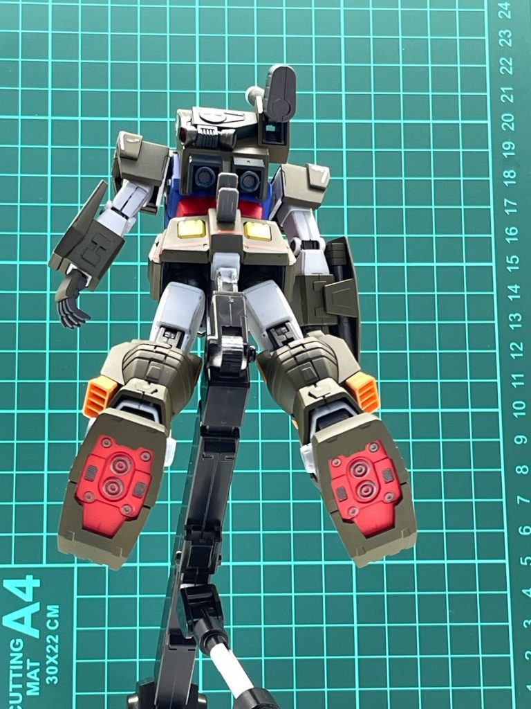 足裏も一応塗り分けてみました。どこにしまったか、分からなくなっていたアクションベースを、やっと発掘したので使用してみました。