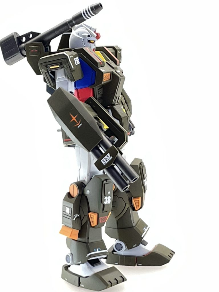 右側2連装ビームガンは砲身が好みの形状では無かったので、切り飛ばしてプラパイプにて作り直しています。その際、砲身がグラグラして落ち着かなかったので、ステー的なものをランナータグを使い作りました。砲身の色については、バラバラの状態だと、「あちゃー色間違ったかな?」と思ったのですが、組み上げてみると思いの外良い感じだなと…