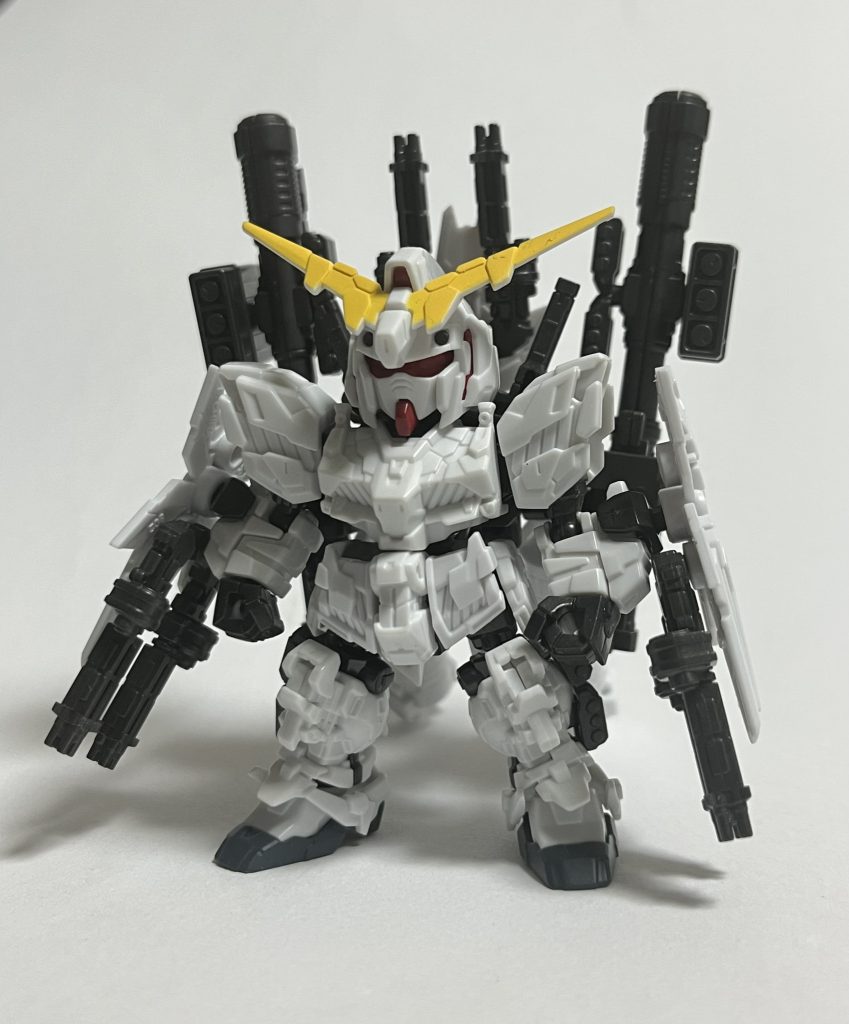 真っ白なのでサイコフレームの塗り分けが大変です！