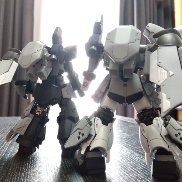 制作記録ももう２９…制作期間が長くなると最初の方にした工作と後半の仕様が異なってくるもの…(ただちゃんとデザイン設計せずに行き当たりで制作してるからとは言わない)制作記その４で投稿したバックパック用のパーツ…アーマディロだなんだと騒いでましたが、全体とのディテールの合わなさに愕然とし…、全部作り直しました😆笑接続するフレキシブルアームも写真だと分かりづらいですが、前のだとあまりにも短かったのでそれも長く作り直しました😆笑なので画像⑤のように前にも出せるように！まぁブンドドはしないので動く意味はないんですけど、こうゆうのってやりたくなっちゃいますよね😁そして、ν猫様のおかげで塗装作業は進んでおりません💦足元で気持ちよさそうに寝ております😺  （4枚目）