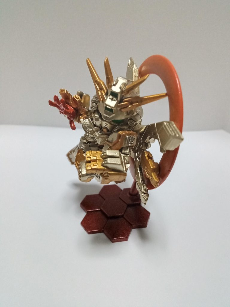 缶スプレーと筆塗りで塗り分けました。黒サフで下地を作り、タミヤのメタルゴールドで塗ったあとシタデルのリトリビューターアーマーを使いました。スーパーロボット大戦のゴッドガンダムに寄せられるよう頑張ってみました。