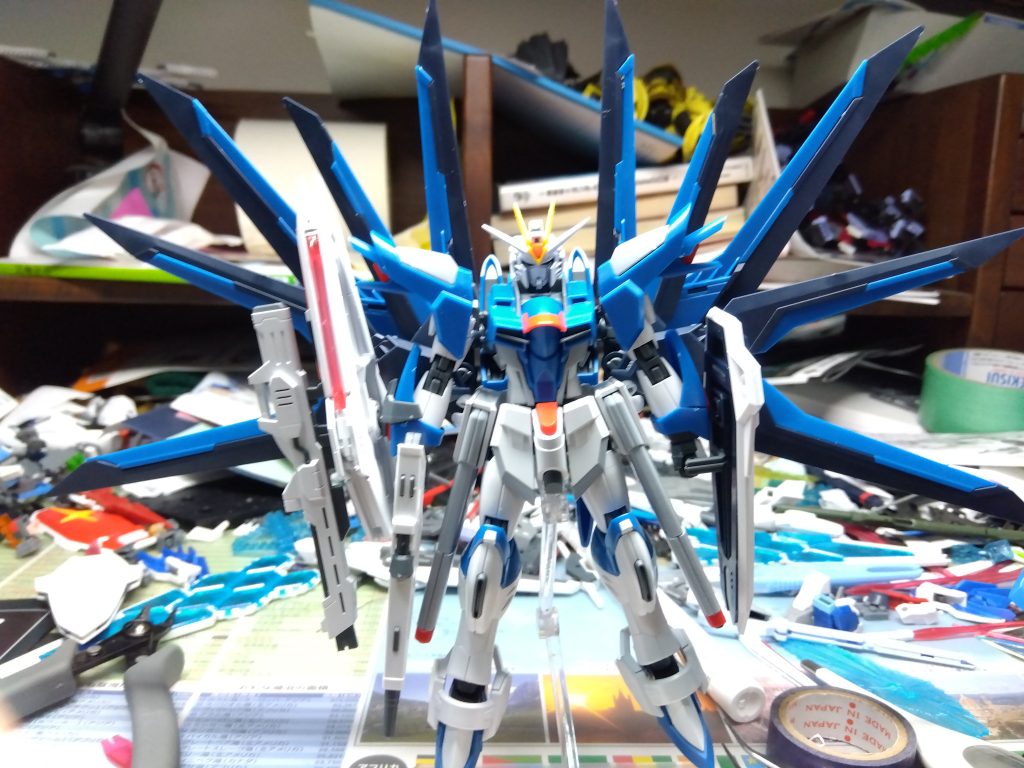 羽をヘリオスのように装着、フリーダムからビームライフルとシールドをパクって装着。シルエットは似て非なる様な機体になりました。問題はシュトゥルムスヴァーハーが干渉して撃てないこと…