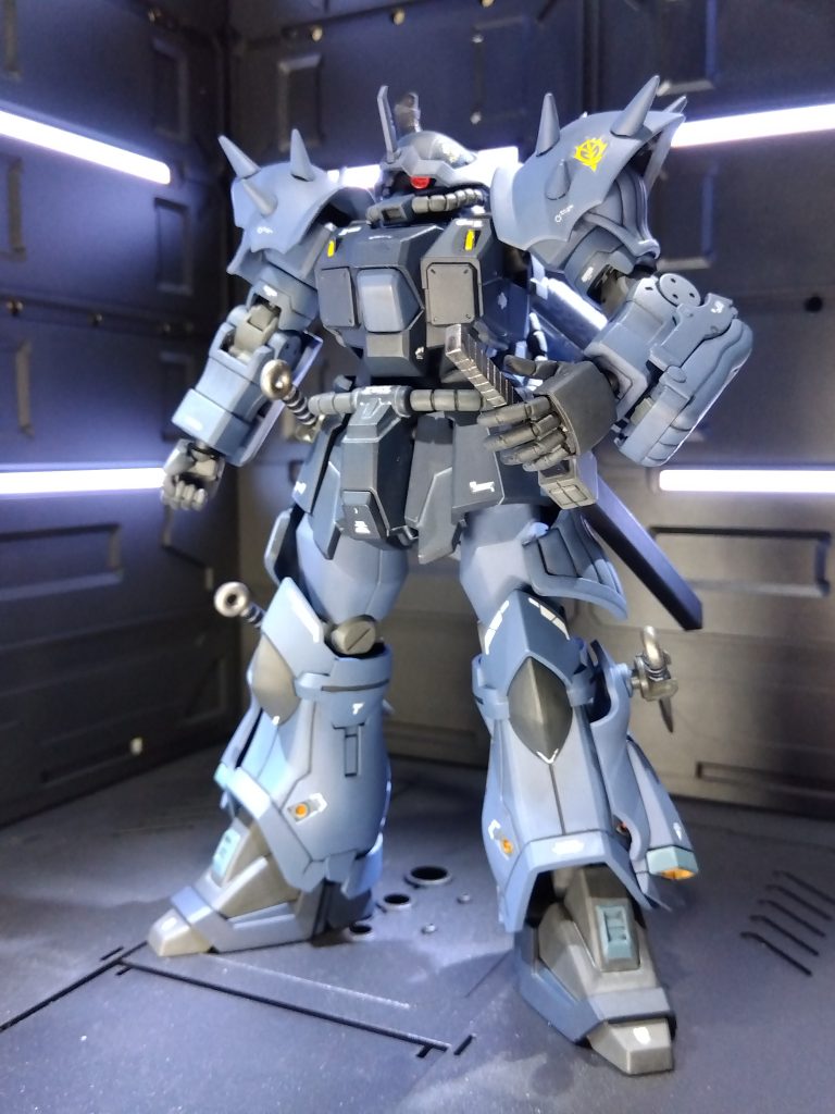 ゲーム発祥の機体で近接特化型とのことなので、自分好みに装備取付位置を変更。本体カラーもイメージで変更。