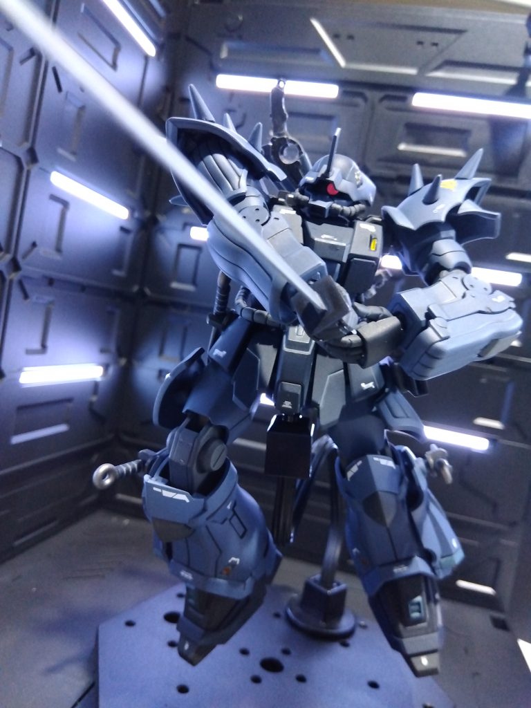 腕廻りの可動域は良いですね、ポーズが付けやすいです。足廻りは腰アーマーが干渉してポーズが取りにくいのが残念です。