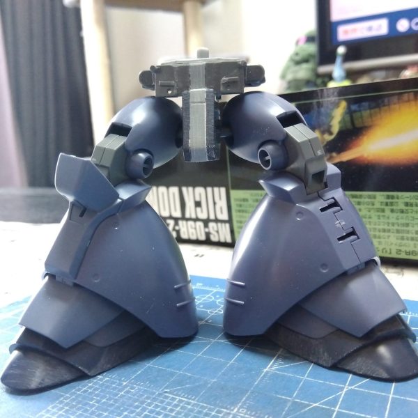 わき道リックドムⅡ制作進めてます☺️ちゃんとした計画も立てずに(いつものことですがw)、下半身どっしりさせたいなぁ〜と思い、股下を４ミリ幅増ししました😆思わぬ副産物として脚の裾の内側が微妙に干渉していたのが改善wあととある理由から足裏を思いっきりくり抜きました😆さっそく原型を無くし始めてますね(笑)最近は制作活動始める前にニャンコのご機嫌取りから始めてます😺お気にのヒモを入れるでない（1枚目）