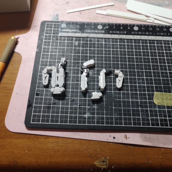 万博ガンダムのグラスフェザーについているアームパーツですが、エントリーグレードの物だと固定されていて動きません。2枚目：アームを切り刻んでポリパーツを内蔵しようとしたのですが、小さくて断念３枚目：なら、いっそのこと作ってしまえとプラバンでちまちまと。　アームの展開、伸縮、爪パーツの稼働を実現！爪はどこのご家庭にも転がっているであろうアレ！！4,5枚目：本体に装着、デカいッ　アウトリガー的な運用も想定していたのだけど、アームを展開すると伸ばすまでもなく接地してしまう・・・ パーツを自作するときはキッチリ寸法測るか、こまめに現物合わせしないと駄目ですね。アームはグラスフェザーのポイントの一つだと思うんですけどね、作り直す気力もないので別の方法を考えましょう。ただ、可動関節の自作で新しい引き出しができた気がします。1/100のヒジくらいならどうにかなるでしょう、ヒザだと保持力が足らなそう。1/144のヒジだともっと小型化しなくちゃですね （2枚目）