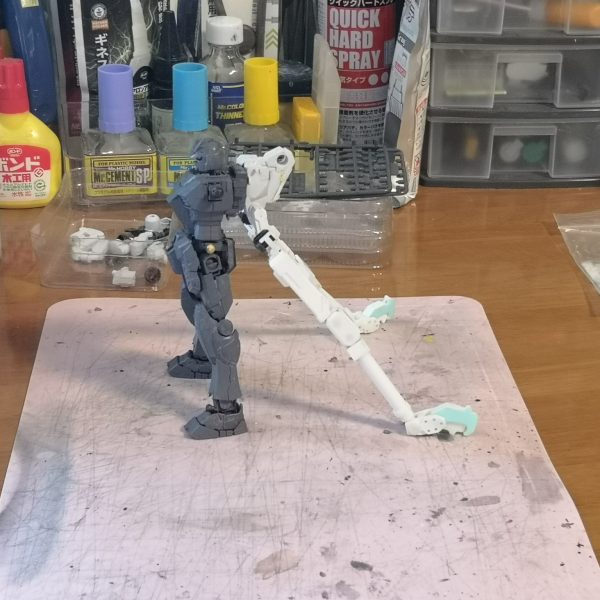 万博ガンダムのグラスフェザーについているアームパーツですが、エントリーグレードの物だと固定されていて動きません。2枚目：アームを切り刻んでポリパーツを内蔵しようとしたのですが、小さくて断念３枚目：なら、いっそのこと作ってしまえとプラバンでちまちまと。　アームの展開、伸縮、爪パーツの稼働を実現！爪はどこのご家庭にも転がっているであろうアレ！！4,5枚目：本体に装着、デカいッ　アウトリガー的な運用も想定していたのだけど、アームを展開すると伸ばすまでもなく接地してしまう・・・ パーツを自作するときはキッチリ寸法測るか、こまめに現物合わせしないと駄目ですね。アームはグラスフェザーのポイントの一つだと思うんですけどね、作り直す気力もないので別の方法を考えましょう。ただ、可動関節の自作で新しい引き出しができた気がします。1/100のヒジくらいならどうにかなるでしょう、ヒザだと保持力が足らなそう。1/144のヒジだともっと小型化しなくちゃですね （5枚目）