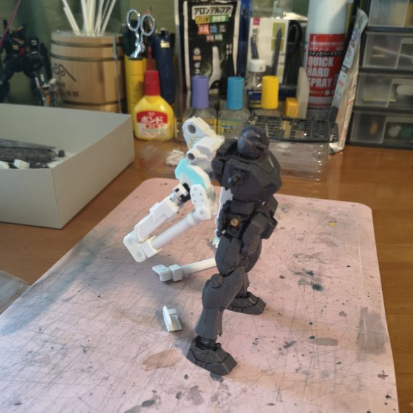 万博ガンダムのグラスフェザーについているアームパーツですが、エントリーグレードの物だと固定されていて動きません。2枚目：アームを切り刻んでポリパーツを内蔵しようとしたのですが、小さくて断念３枚目：なら、いっそのこと作ってしまえとプラバンでちまちまと。　アームの展開、伸縮、爪パーツの稼働を実現！爪はどこのご家庭にも転がっているであろうアレ！！4,5枚目：本体に装着、デカいッ　アウトリガー的な運用も想定していたのだけど、アームを展開すると伸ばすまでもなく接地してしまう・・・ パーツを自作するときはキッチリ寸法測るか、こまめに現物合わせしないと駄目ですね。アームはグラスフェザーのポイントの一つだと思うんですけどね、作り直す気力もないので別の方法を考えましょう。ただ、可動関節の自作で新しい引き出しができた気がします。1/100のヒジくらいならどうにかなるでしょう、ヒザだと保持力が足らなそう。1/144のヒジだともっと小型化しなくちゃですね （4枚目）