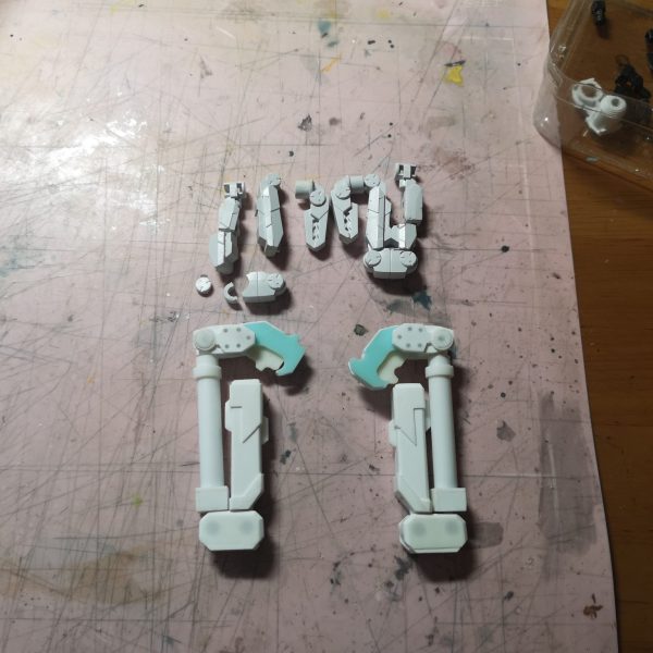 万博ガンダムのグラスフェザーについているアームパーツですが、エントリーグレードの物だと固定されていて動きません。2枚目：アームを切り刻んでポリパーツを内蔵しようとしたのですが、小さくて断念３枚目：なら、いっそのこと作ってしまえとプラバンでちまちまと。　アームの展開、伸縮、爪パーツの稼働を実現！爪はどこのご家庭にも転がっているであろうアレ！！4,5枚目：本体に装着、デカいッ　アウトリガー的な運用も想定していたのだけど、アームを展開すると伸ばすまでもなく接地してしまう・・・ パーツを自作するときはキッチリ寸法測るか、こまめに現物合わせしないと駄目ですね。アームはグラスフェザーのポイントの一つだと思うんですけどね、作り直す気力もないので別の方法を考えましょう。ただ、可動関節の自作で新しい引き出しができた気がします。1/100のヒジくらいならどうにかなるでしょう、ヒザだと保持力が足らなそう。1/144のヒジだともっと小型化しなくちゃですね （1枚目）