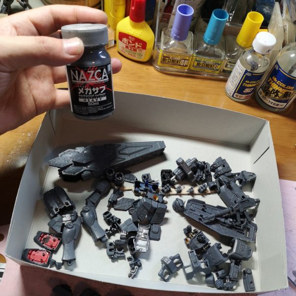 ホビージャパンの作例でよく見かける塗料ガイアノーツのメカサフHEAVY以前から気になっていたので、今回使ってみました。もちろん、エアブラシを持っていない私はサフだって筆塗りですd(´･ω･`)