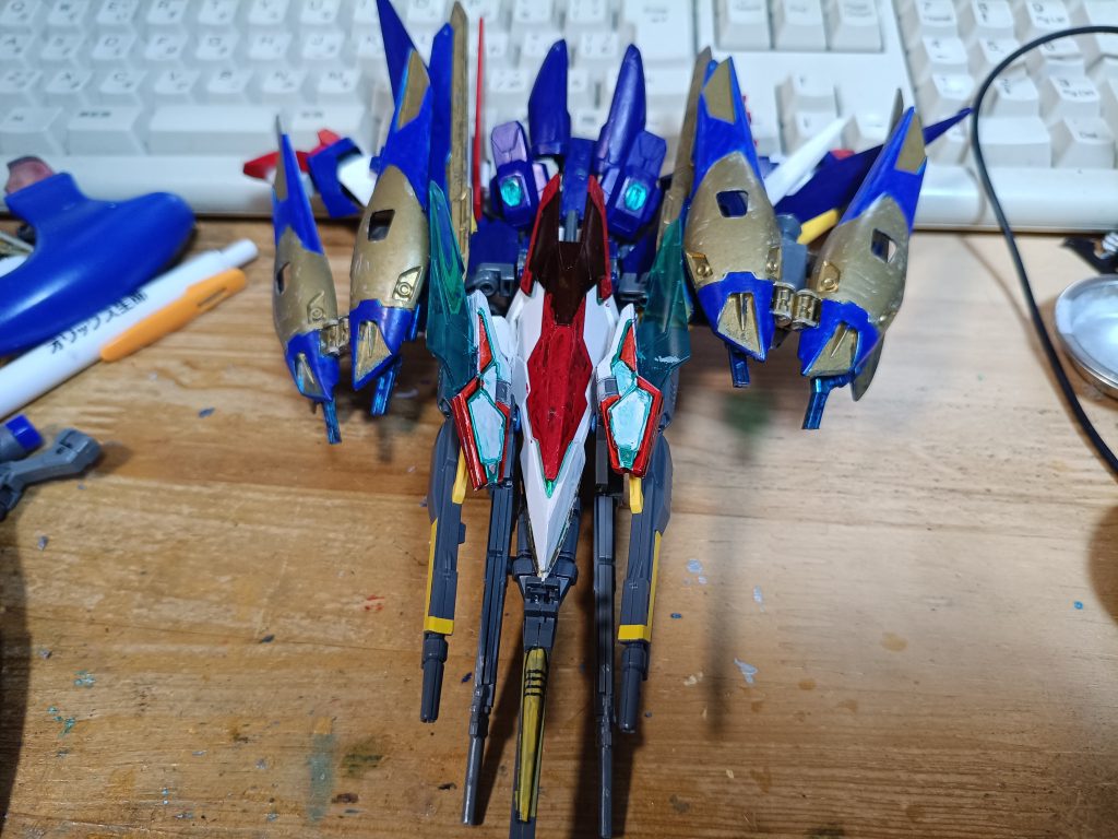 ある意味おまけ？いやこちらが本題では？最近ぜんぜん出番がないウイングガンダムのバードモードです　しかしここ最近ガンプラ作ったのて万博ガンダムいらいなんかガンプラ作れてないです(´；ω；｀)今回ライトパッケージウイングガンダム出るらしいけど抽選販売に受かれば手に入ると思います_(┐「ε:)_