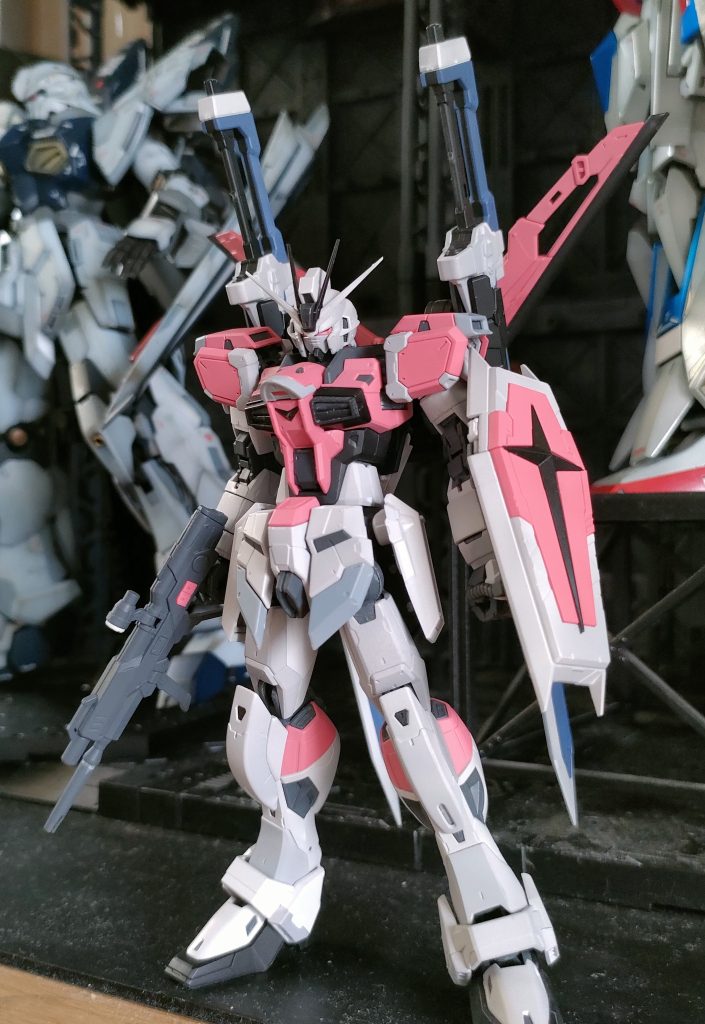 サフでの仮組です。もうスタイリング、ディティールともに文句なし!! 開封一番、パーツのあまりの細かさに驚愕。これを一つ一つ塗装していくのは相当な手間と忍耐力がいるな… ええい面倒だ、ランナーのままサーフェイサー塗装作戦!組んでる途中で気がついたのですが、このキットほとんどがアンダーゲート。結果的にランナーサフが大成功で大幅に時短化できました。