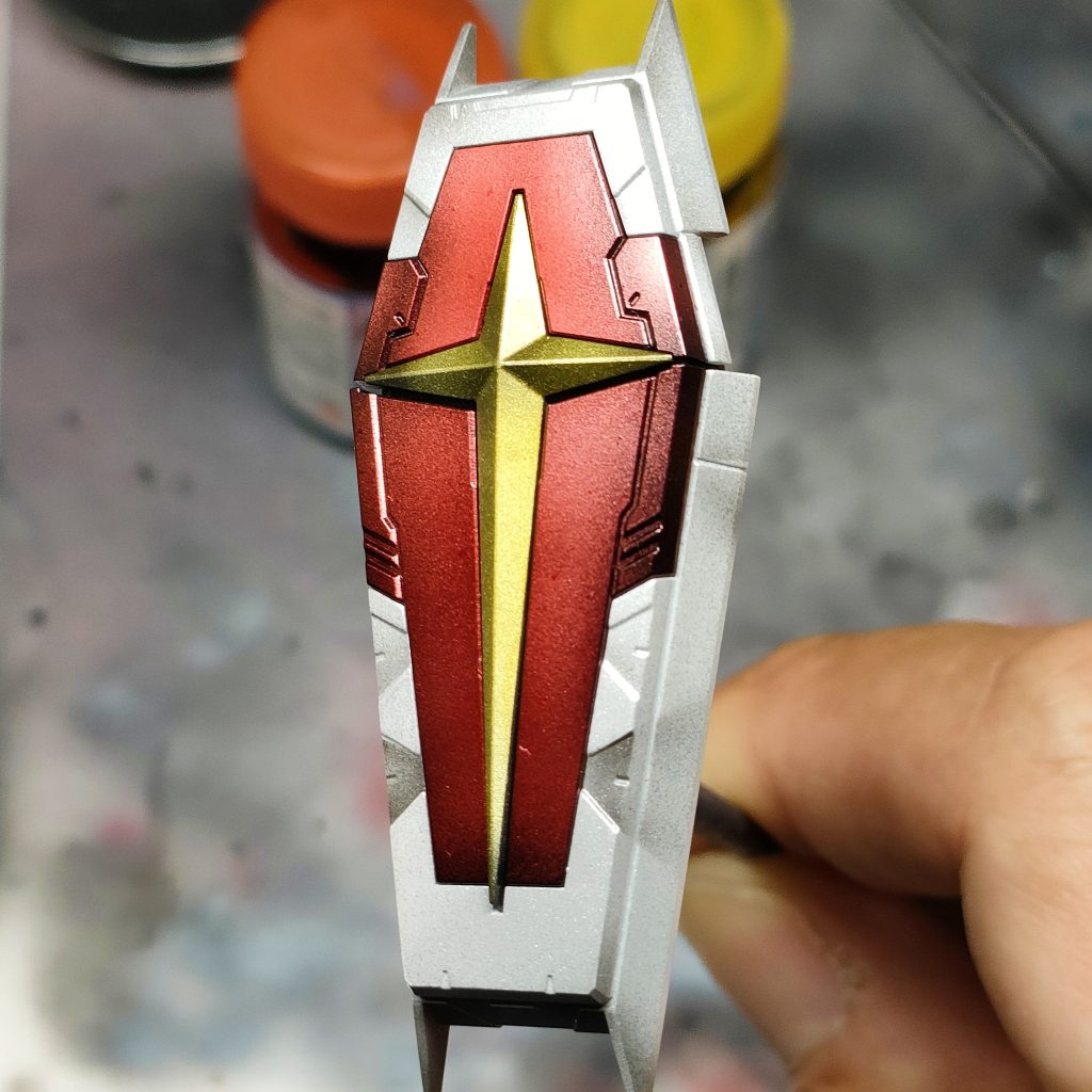 定石通り黒下地で始めましたがご覧の通り暗くなりすぎ。シブいけどもっと鮮やかにしたいと思いこの上からさらにシルバー、クリアレッドを重ねました。白はクリアホワイトだと青暗くなり失敗。パールシルバーとホワイトを混合し上から重ねました。