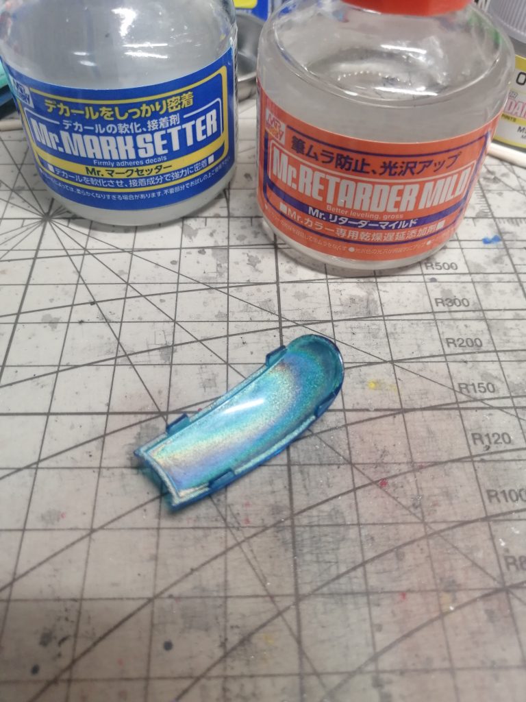 大量のクリアパーツは、裏面をガンダムマーカー光の翼ホロブルーで塗装しました。塗るだけで簡単にホログラムチックになって綺麗です(°▽°)