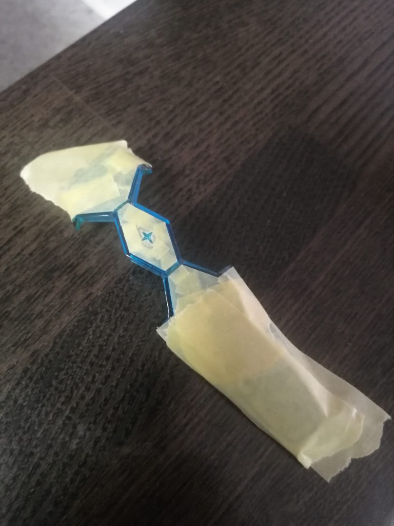 私の一番嫌いな作業はマスキングなので、このシールド一枚分程度のマスキングでもかなりキツかったです…。その苦労もあって、なかなかいい感じに仕上がったと思います。