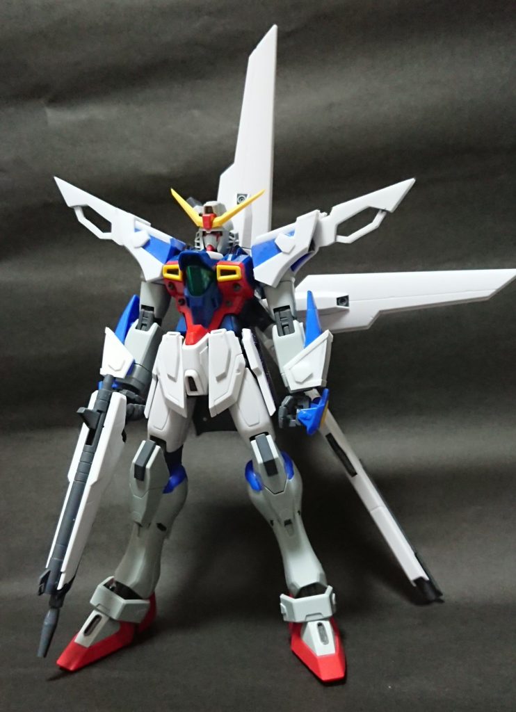 手の甲は短くカット肩はプラ板で形状変更肩と籠手の装飾はプラ板で再現フラッシュエッジ2はプラ板で自作足の排気口(?)市販パーツを使用アロンダイトの刃先はキットのままでは小さく感じたのでプラ板で大きめのものを自作腰やバックパックのリフレクターの特定の塗り分け箇所はスジボリで再現