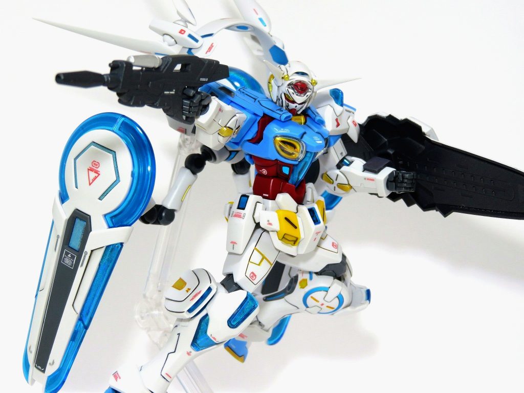 ビームライフル(トワサンガ製)先端は別パーツですがそれ以外は2パーツモナカなので、合わせ目を消して潰れたモールドを掘り直し、Mr.カラー連邦系グレーで塗装しました。