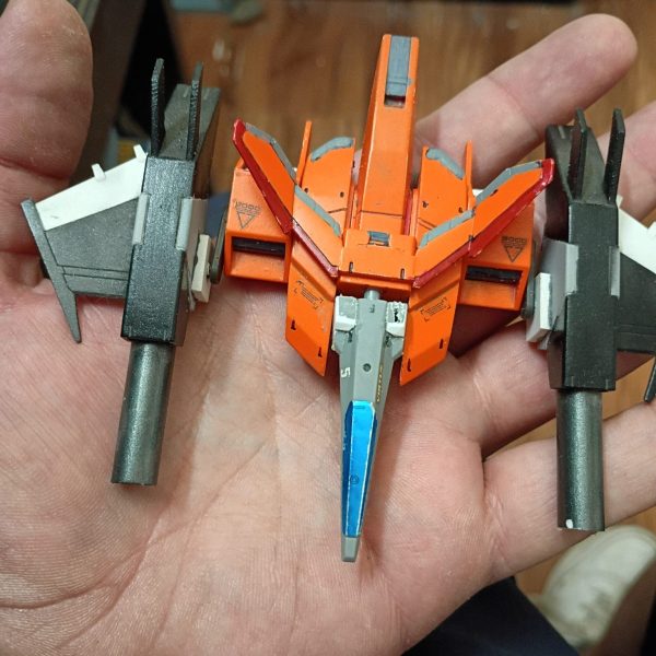 これは現在製作中の最新カスタムストライカーパックの途中経過です。まだいくつか解決すべき点があり、プラ板の作業も残っています。全体的には順調に進んでいると思います。（1枚目）