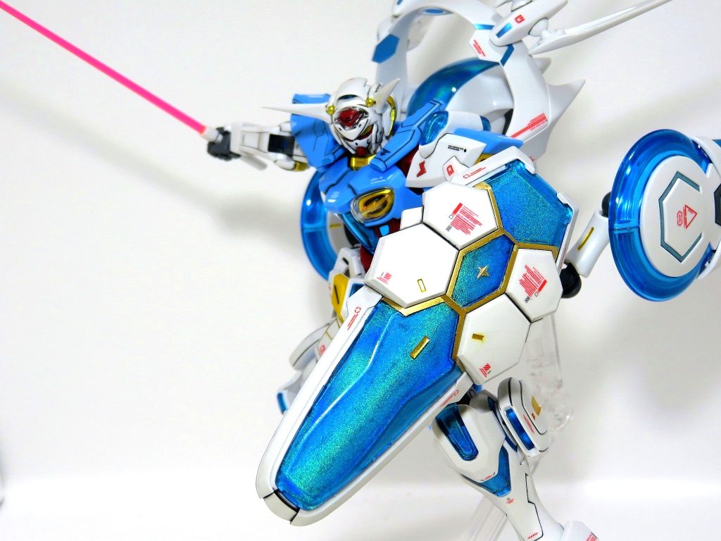 フォトン装甲シールド(通称コピペシールド)クリアパーツ裏面を光の翼ホロブルーで塗装。表面のゴールドは、最初付属のネーマーシールをゴールドに塗装して貼り付けるという方法をとりましたが、とてもチープに見えてしまったので、マスキングしてスプレー塗装しました。裏面はMr.カラーグレー連邦系で塗装。