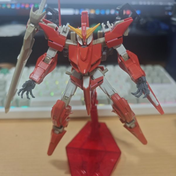メルカリで安く譲って頂けたツヴァイ！素組でもカッコいい！写真は手パーツを交換してみました。あとは羽を追加してます！欠陥部品はパーツ注文しました。今回はガンダムマーカーで部分塗装してみようと思います。（1枚目）