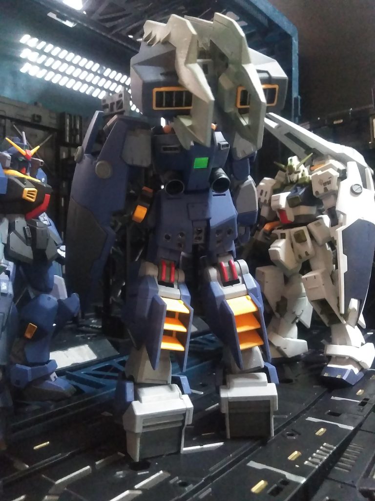 多岐に渡る作戦を実行する『ティターンズ』だが、ソノ悉くを『エゥーゴ』及び『カラバ』は打破して仕舞う。焦燥にかられる『ティターンズの上層部』は戦力強化の為に、専用の新型兵器のテストを『ウェス・マーフィー大 尉』が率いる『ティターンズ・テスト・チーム(T3部隊又はマーフィー小隊)』に命令。『T3部隊』の下位に属する小隊『ティターンズ・プラクティカル・フォーマット・チーム(T.P.F.T小隊)』も各種試験兵器の作動要領、耐久値を実戦に於いて実働確認するのであった。その『T.P.F.T小隊』にテストパイロット『ガンダ・ムエース 中尉』は所属する。 と、云うわけで妄想 ζ 傲慢の巨人ver, ζを、晒してイコうと思います😤今回は『RX-121-2A ガンダムTR-1［アドバンスド・ヘイズル] 』&『ガンダ・ムエース 中尉』をご紹介 ✨😌✨ ※Shotは『ティターンズ・プラクティカル・フォーマット・チーム(T.P.F.T小隊)』ｼﾂｺｲ💢