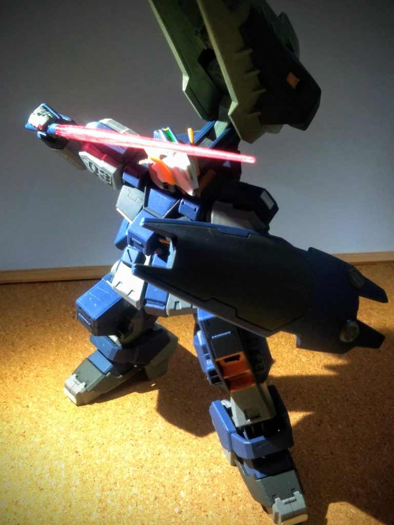 ｢UP主｣のどうでも良い疑問はウッチャッて‼️(´Д｀ﾉ)ﾉ ﾎﾟｲｯ今回も宜しくお願い致します 😌 以前旧｢UP主｣のページで紹介した小隊長編(ヘイズル改)と、ほぼホボ同じ文脈での入り『RX-121-2A ガンダムTR-1［アドバンスド・ヘイズル]』の記事 😊今更何処の子❓🤔なんて！皆様なら仰らないですよね❓😁｢UP主｣はコノ子達(ガンダムTR-1系)が世界で三番目に大好きです❗❗😉👍💕💕まぁ、同率三位の機体はイッパイ(100機位？)居るけど 😅 『ガンダムTR-1系』の標準武備と云えば 上ページのショートバレルビームライフルと、この一本しかナイビームサーベル 😏本体に対して貧弱なのが良き❗ 🤤🌊🏄🏄‍♀️🌊🌊 ｢UP主｣が思うに、後の超兵器達へのインパクトを高める為なのでしょうネ 🙄