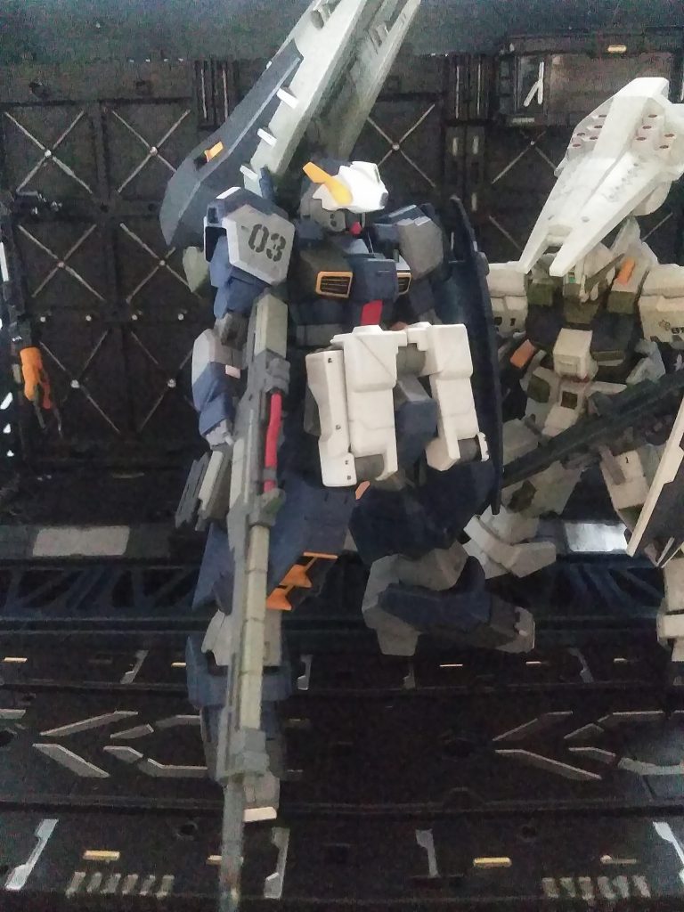 『ガンダム』の名を冠してはイルけど、中身は『ジム・クゥエル』😚テスト機体なのでドレスチェンジは｢｢｢御手の物 😤💨💨｣｣｣なのでキット付属のサブアームと誰のモノだか忘れたビームライフル(ゼータ系だな)を装備させます  ✨😁✨イイ機会なので後ろの『ヘイズル改 1号機』には『シールドブースター 2(名称が判らないので仮呼称)』を装備してみました 🤩