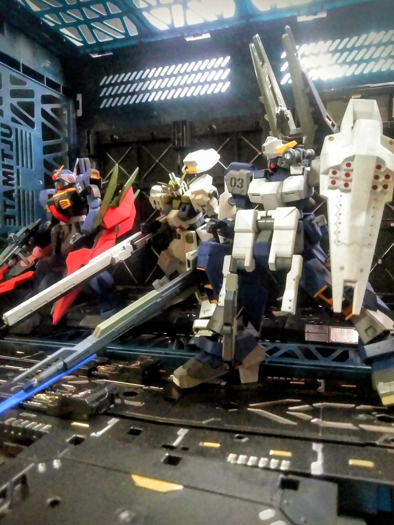 何時も通り｢UP主｣の＂お節介＂🙏(自己満足)　　　　蛇足作業🐍👣                                           を実行です 😚 右腕部にはメガランチャー(ビルドファイターズ系の武器セットから、NOは？)をマウント設置 💖　左肩にはソレに伴うスコープを 💖💖胸部には『電撃ホビーマガジンのオマケ(号数？)』から増加装甲(チョバムアーマーかな)を 💖💖💖シールドも『シールド ブースター2 (仮)』💖💖💖💖見辛いけれど左サイドアーマーに『ビームジャベリン』も携帯💖💖💖💖💖 またもや『ヘイズル改 1号機』には『電撃ホビーマガジンのオマケ(号数？)』から『フルドドのブレードライフル』を装備させます 😜