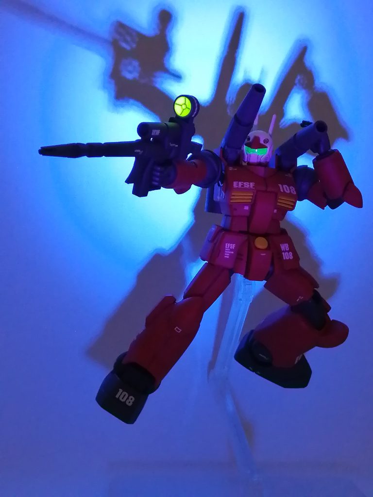 頭部バイザーとビームライフルスコープは蛍光カラーを塗装したので、UVライトで発光します。最後まで見ていただき、ありがとうございます😸