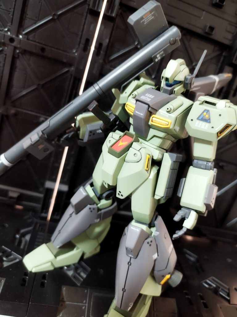 ノーマルのジェガンと比べて落ち着いた色あいで好きです。ノズルの塗り分けが大変でした。齢には勝てない（泣）