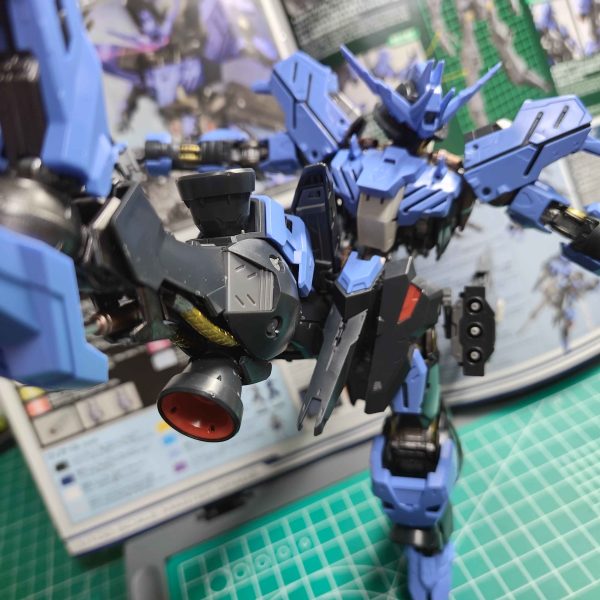 塗装した内部フレームに外装を装着しました。思った以上に内部フレームが隠れました。外装まで組んで確認してなかったので完全に自分のせいなんですが・・・でもチラ見えする部分はいい感じになってるんではないでしょうか。今は見えてる背中もこれから偽装エイハブリアクターで隠れるんだ・・・ まだまだゆっくりと完成までやっていこうと思います。青部分がちょっと明るすぎるかなと思ってるんでもう少し暗い色にしようかなーと。（4枚目）