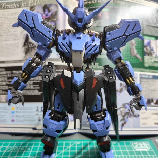 塗装した内部フレームに外装を装着しました。思った以上に内部フレームが隠れました。外装まで組んで確認してなかったので完全に自分のせいなんですが・・・でもチラ見えする部分はいい感じになってるんではないでしょうか。今は見えてる背中もこれから偽装エイハブリアクターで隠れるんだ・・・ まだまだゆっくりと完成までやっていこうと思います。青部分がちょっと明るすぎるかなと思ってるんでもう少し暗い色にしようかなーと。（1枚目）