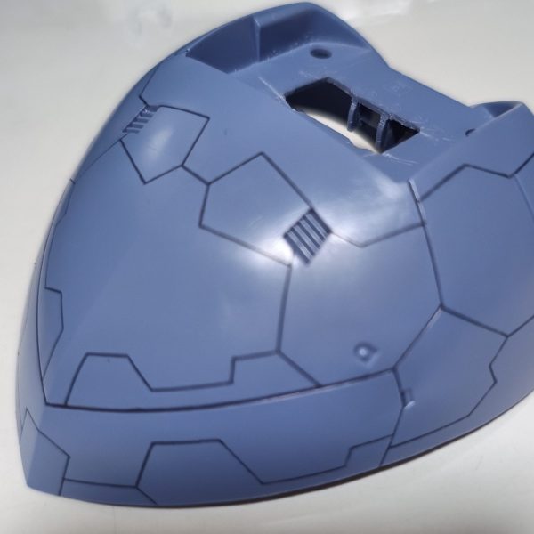 HG ZEONGって、MGのMSよりもスカートでかいですよね〜、塗装ムラを目立たなくしたいのでスジ彫り入れていたら、収拾がつかなくなって彫り過ぎました…これとバランス取るには、上半身のスジ彫りも😱😱😱😱 明日からまた１週間出張😭なので、今月中に完成は無理かな🤔（1枚目）