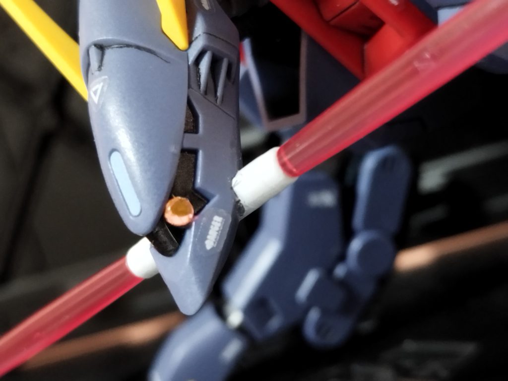 モノアイをエイチアイズ化。2連装ビームサーベルは持ち手（ ？）部分を部分塗装しました。