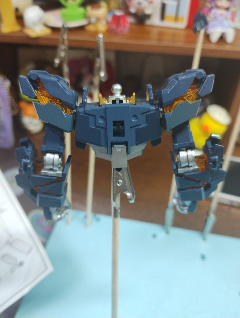 背中のサイドが成型色部分。元々青強めなのでグレーを足してややアニメ寄りの感じに。パープル系の色は入れませんでした。(筆塗りなのでなるべく調色簡単にしたかったので)